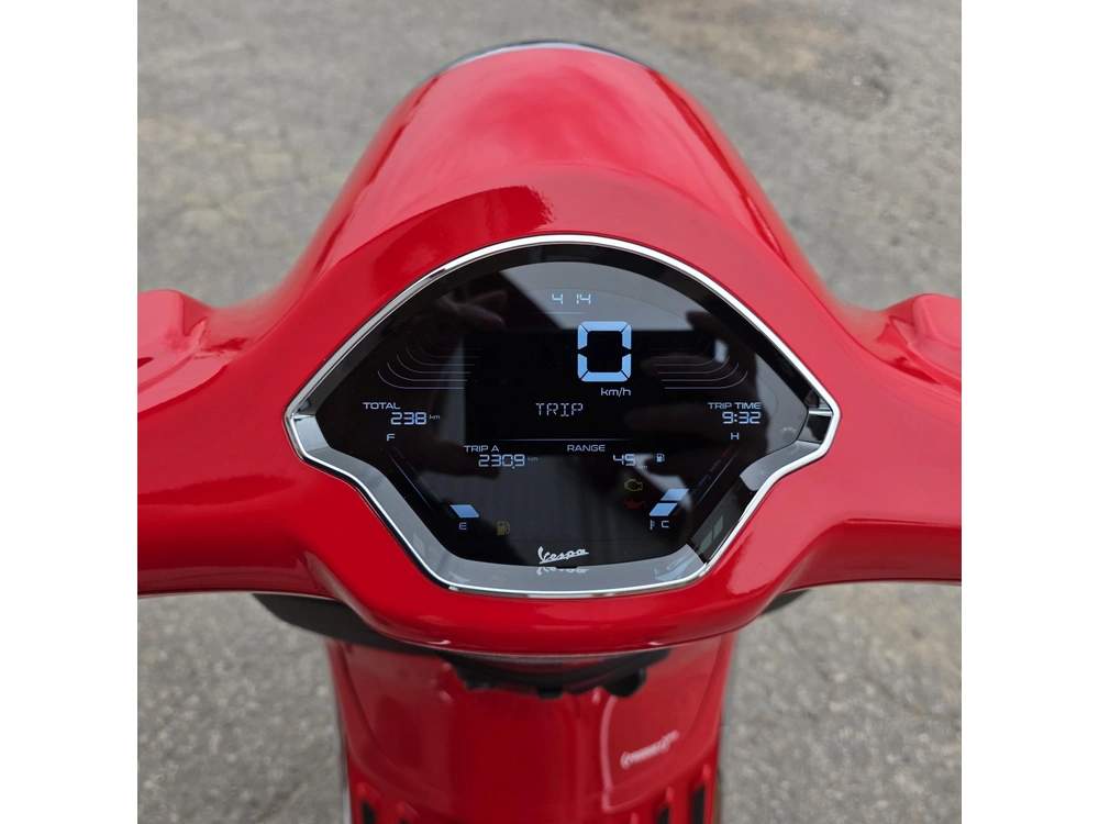 2027 Vespa Primavera Red 150 alt