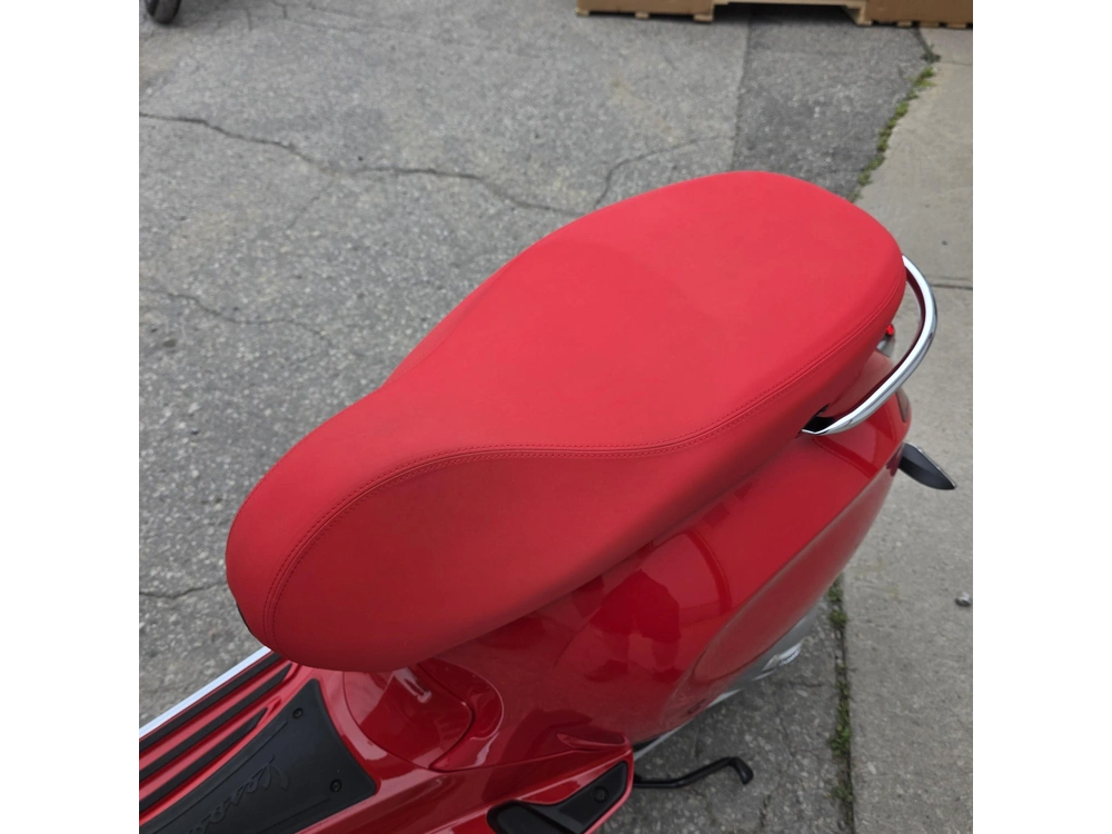 2027 Vespa Primavera Red 150 alt