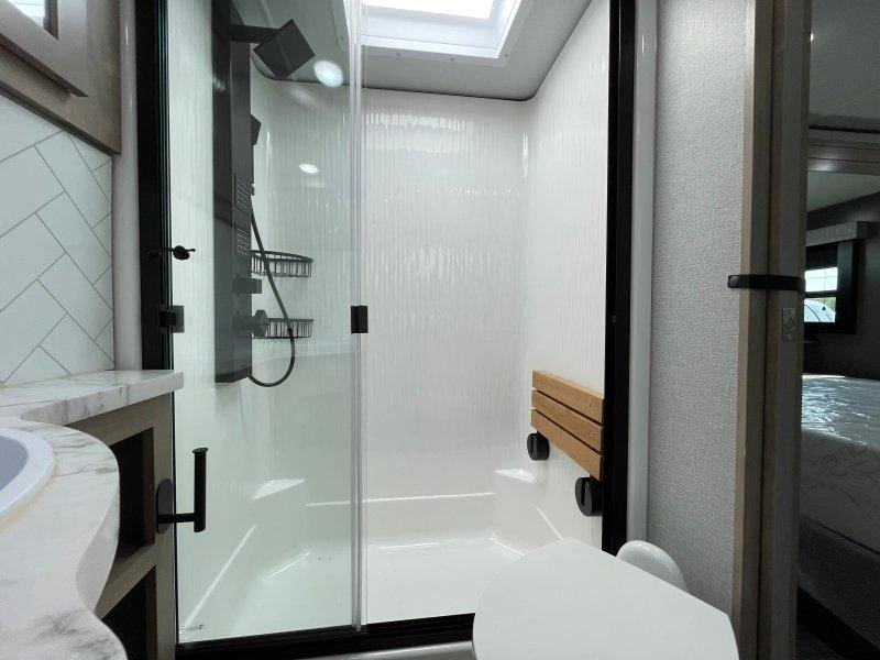 Grand Design Momentum 351m 2023 alt
