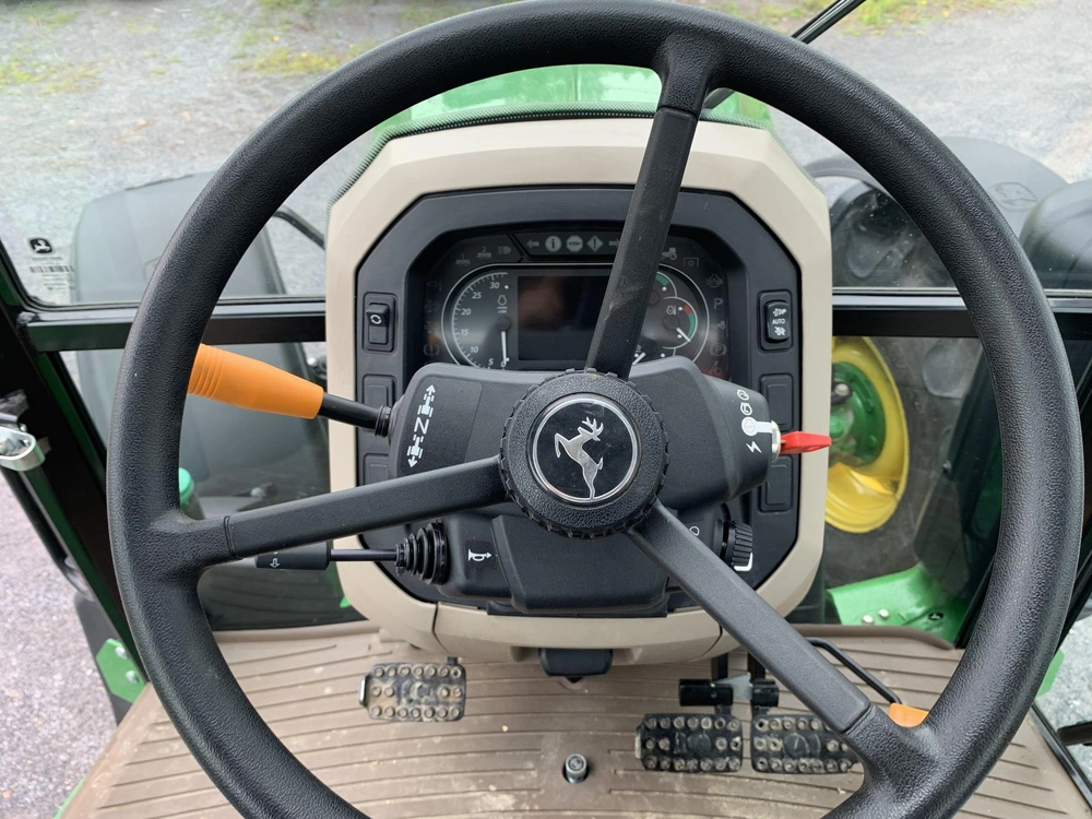 2022 John Deere 5100m alt