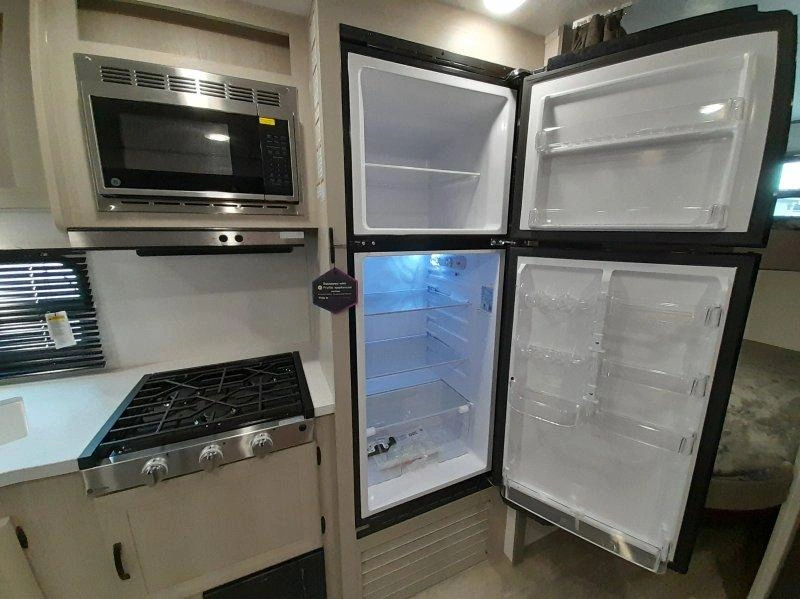 2027 Coachmen Catalina 231bhs alt