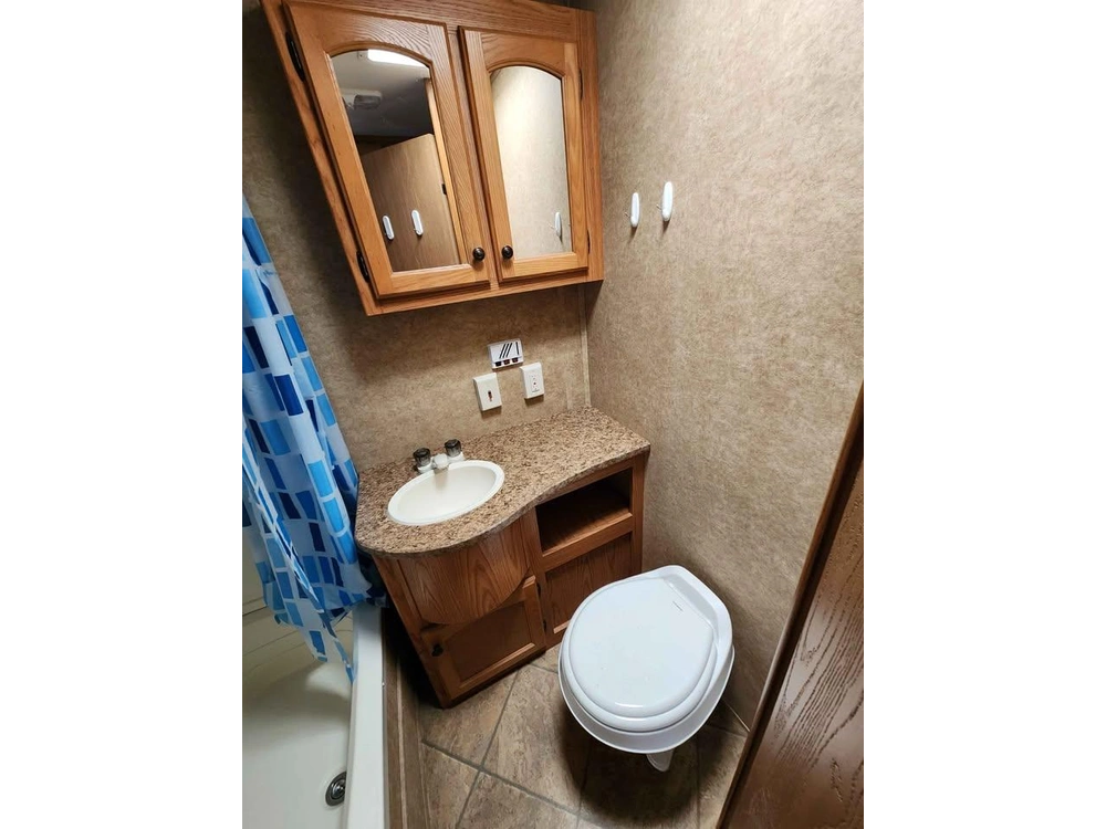 2011 Heartland Rv North Country 31 Bks alt