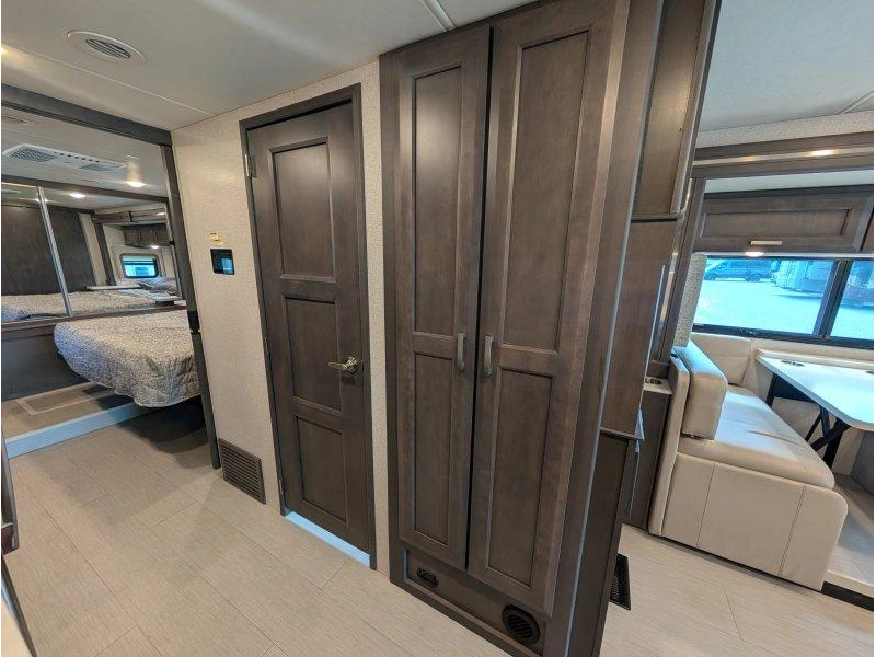 Thor Motor Coach Palazzo 37.4 2023 alt