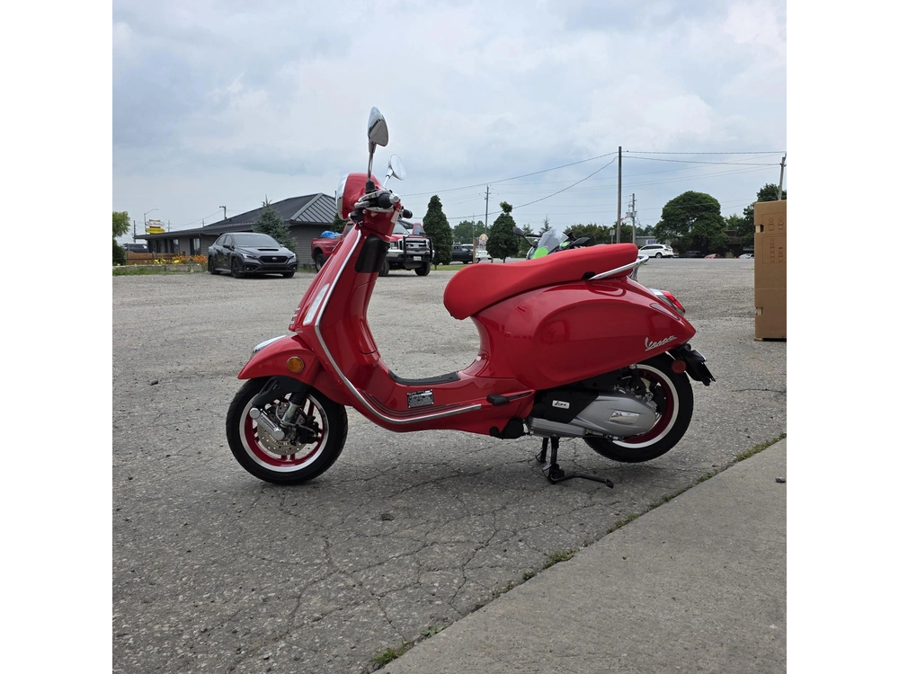 2027 Vespa Primavera Red 150 alt