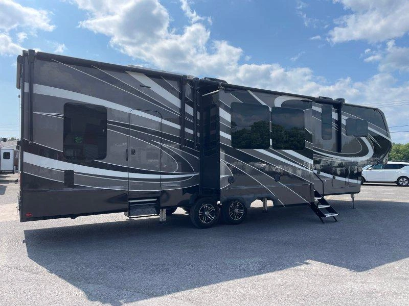 Grand Design Momentum 351m 2023 alt