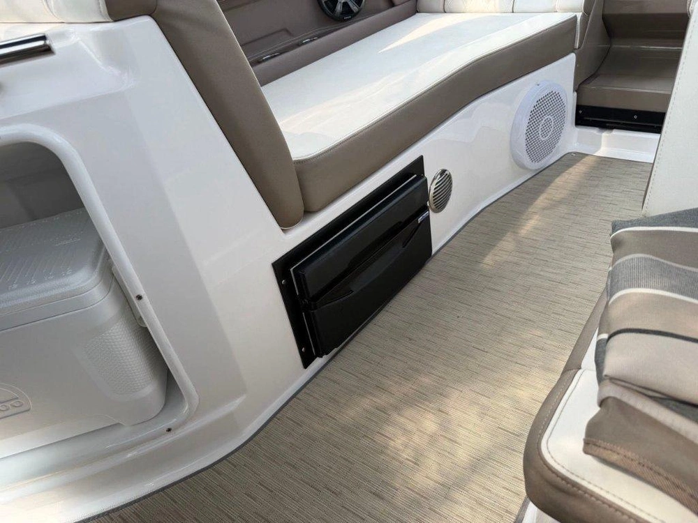 Regal 28 Express 2018 alt