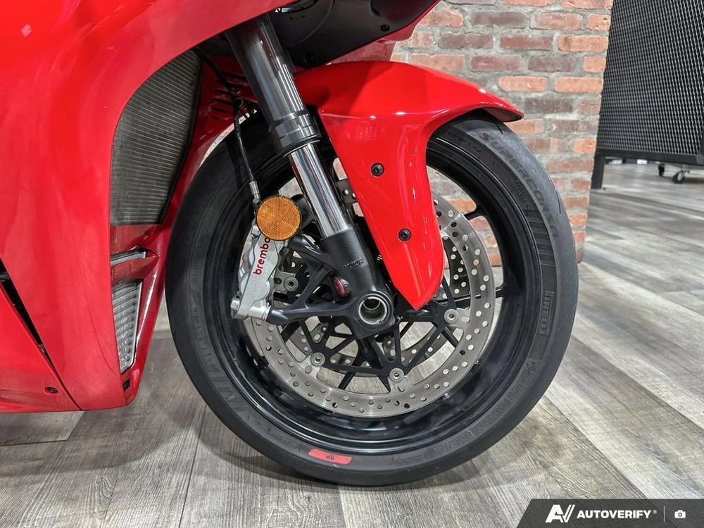 2025 Ducati V4 alt