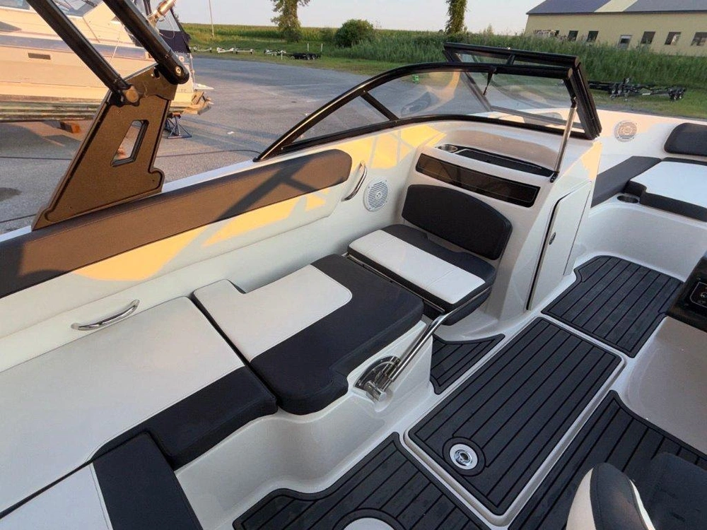 2021 Bayliner Vr5 alt