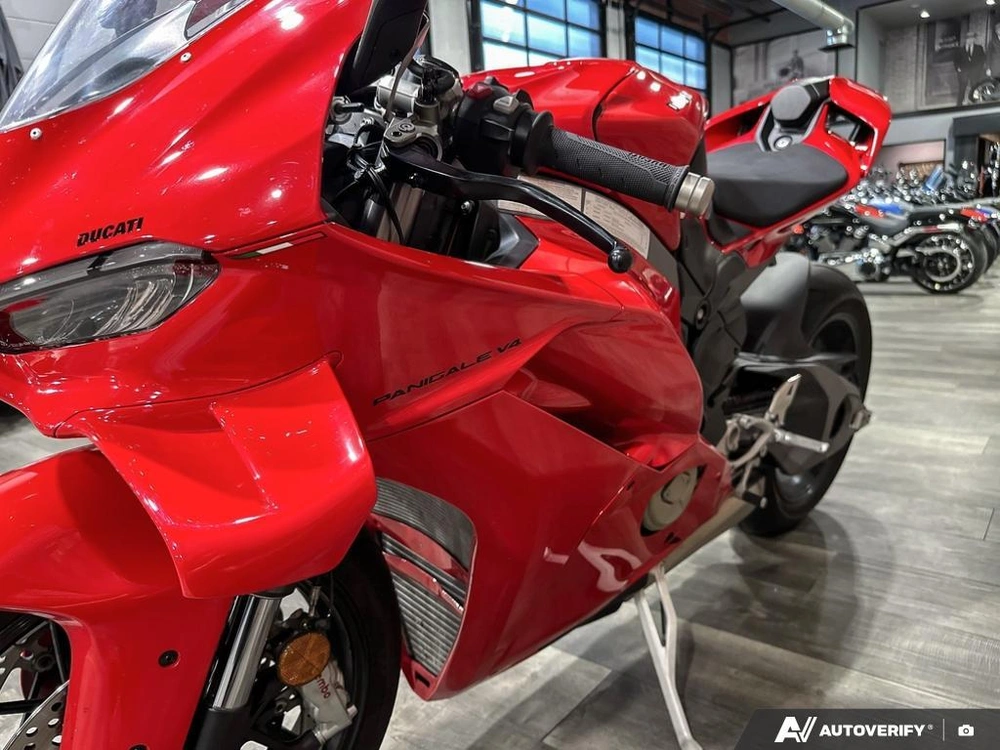 2025 Ducati V4 alt