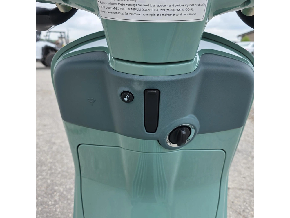 2027 Vespa Primavera 150 80th Anniversary alt