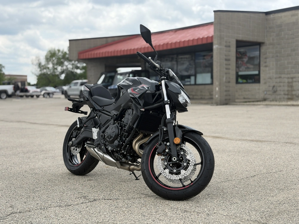 2025 Kawasaki Z650 alt
