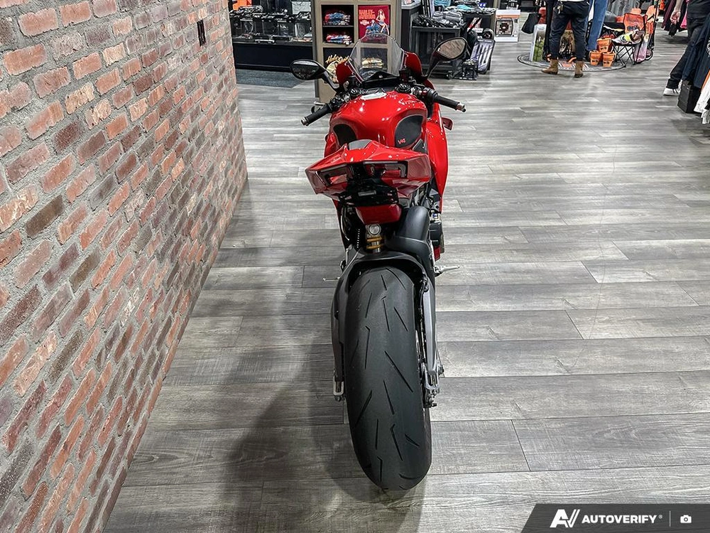2025 Ducati V4 alt