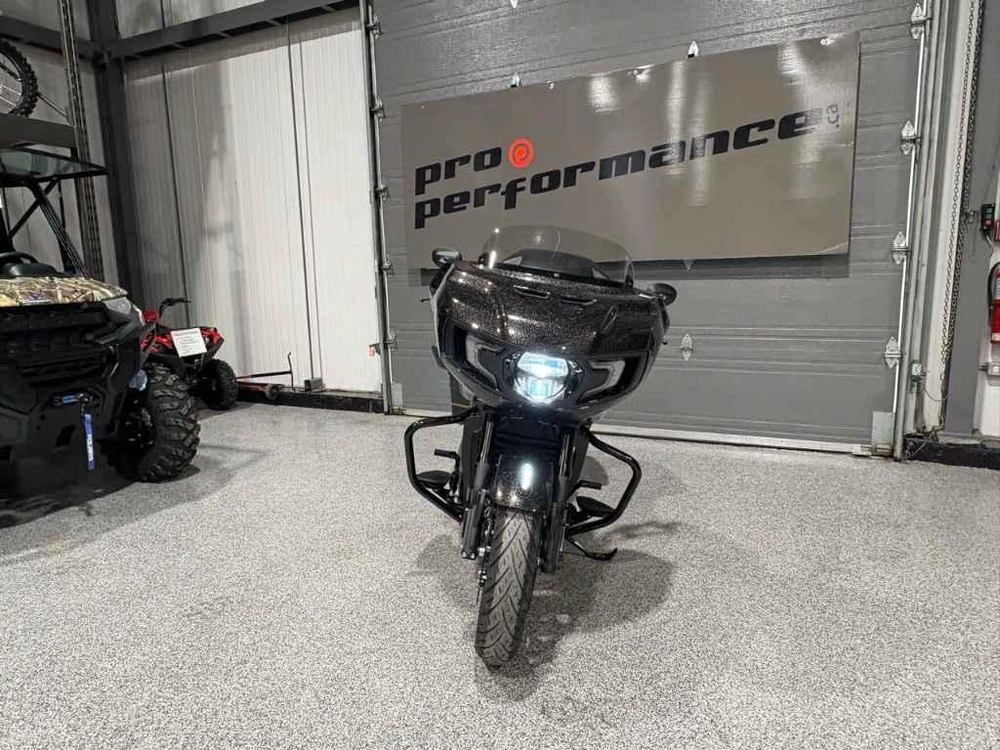 Indian Motorcycle Challenger Dark Horse + 112 & Audio Package Édition Gold 2026 alt