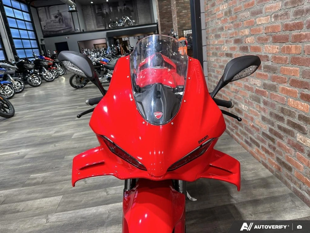 2025 Ducati V4 alt