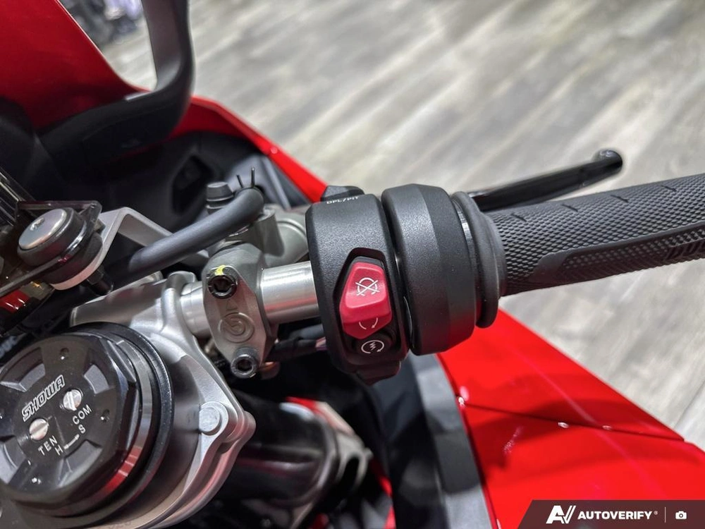 2025 Ducati V4 alt