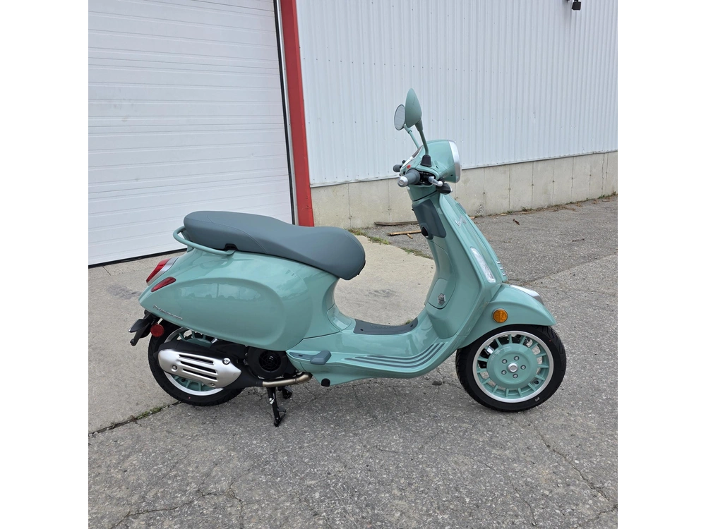 2027 Vespa Primavera 150 80th Anniversary alt