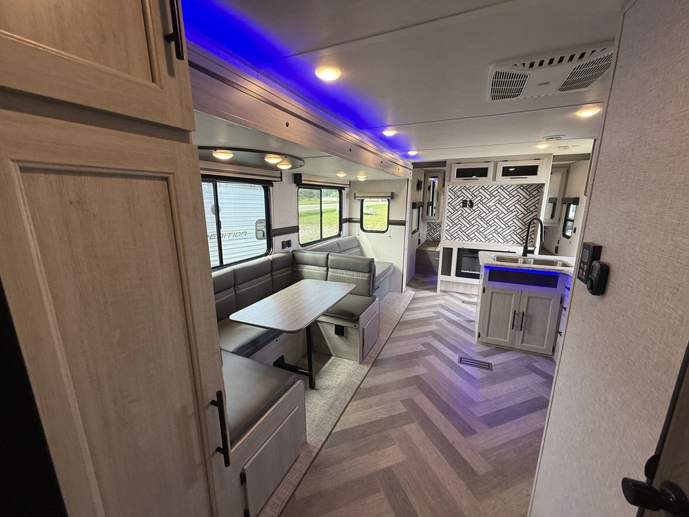 2024 Zinger 328sb alt