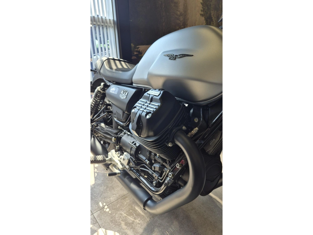Moto Guzzi V7 Stone 2023 alt