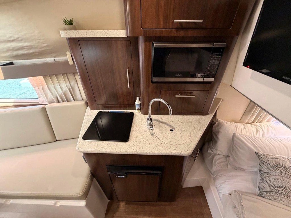 Regal 28 Express 2018 alt