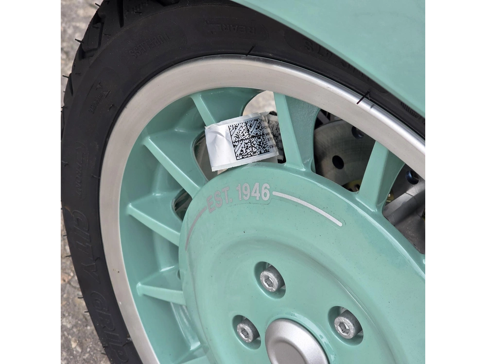 2027 Vespa Primavera 150 80th Anniversary alt