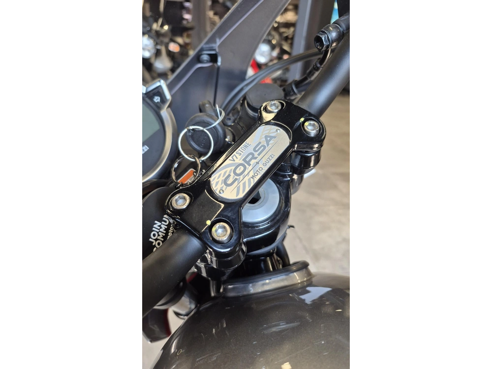 Moto Guzzi V7 Stone Corsa 2024 alt