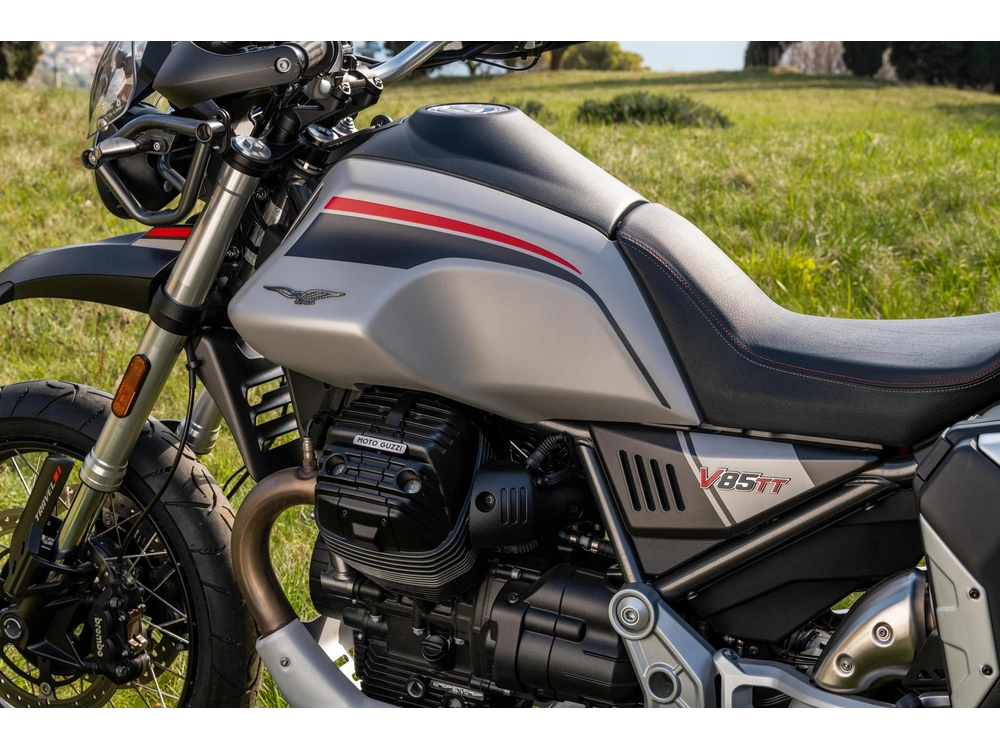 Moto Guzzi V85tt Travel 2023 alt