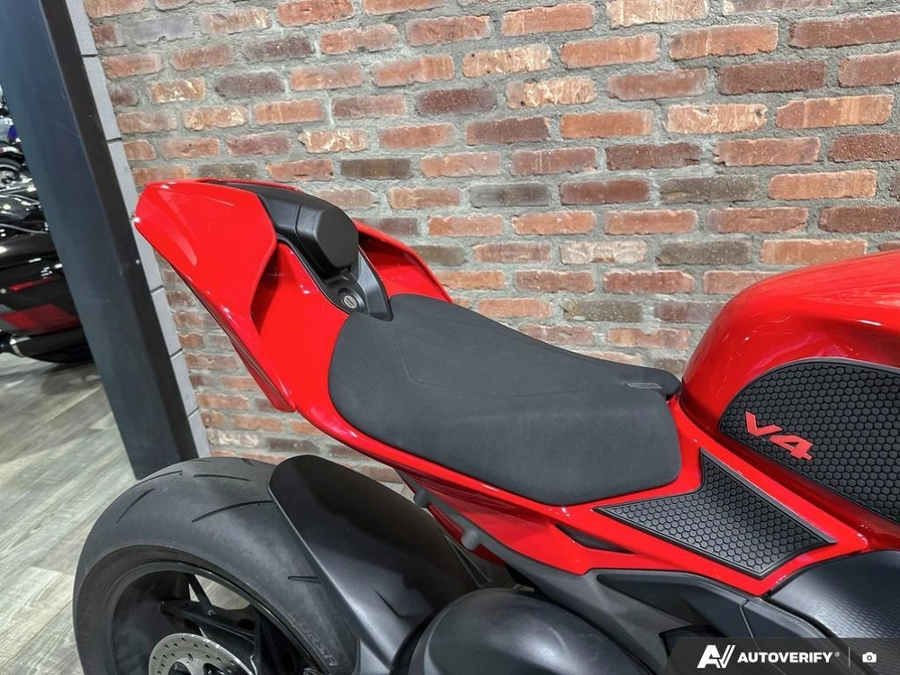 2025 Ducati V4 alt