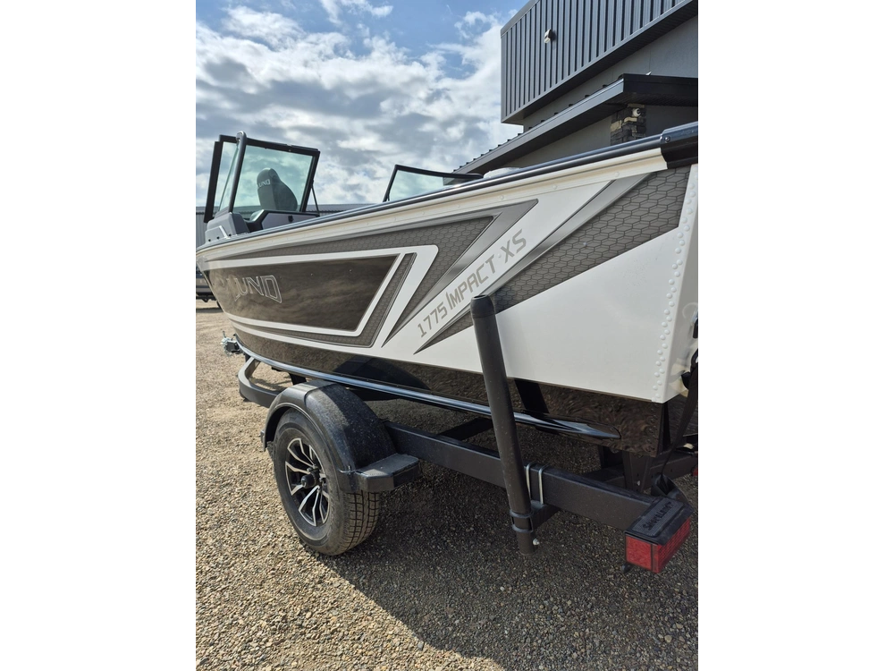 2027 Lund 1775 Impact Xs Black And White alt