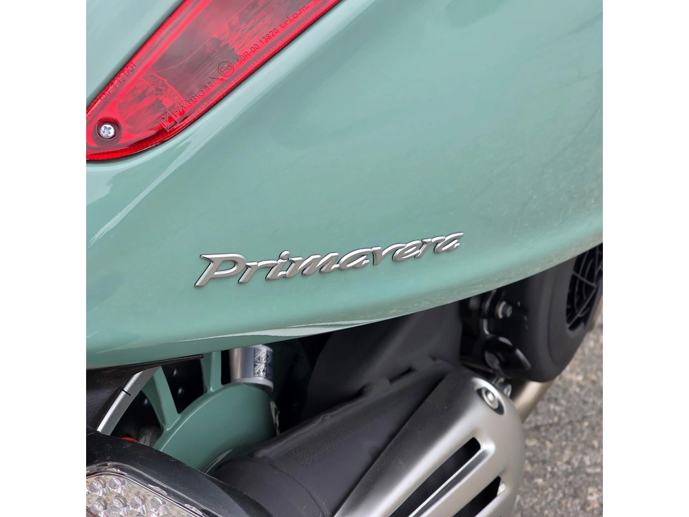 2027 Vespa Primavera 150 80th Anniversary alt
