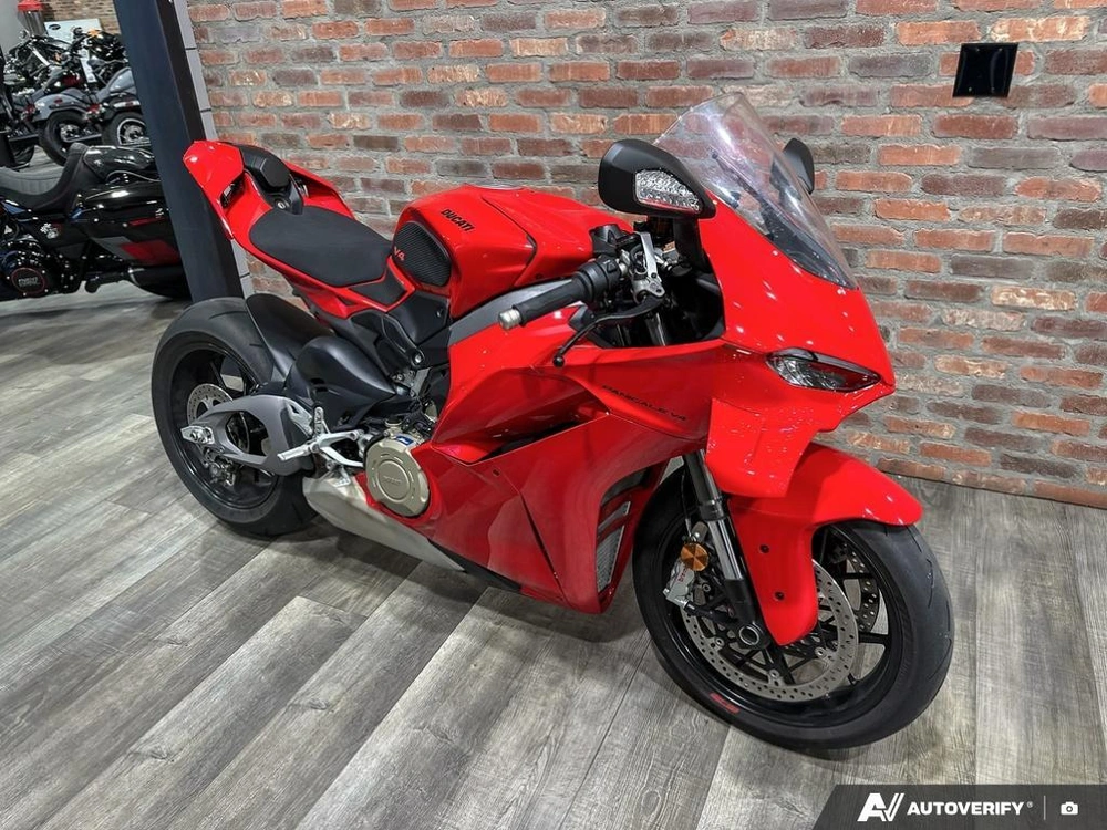 2025 Ducati V4 alt