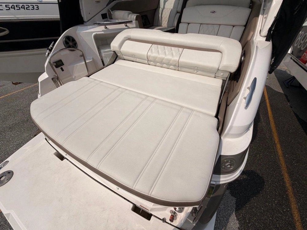 Regal 28 Express 2018 alt