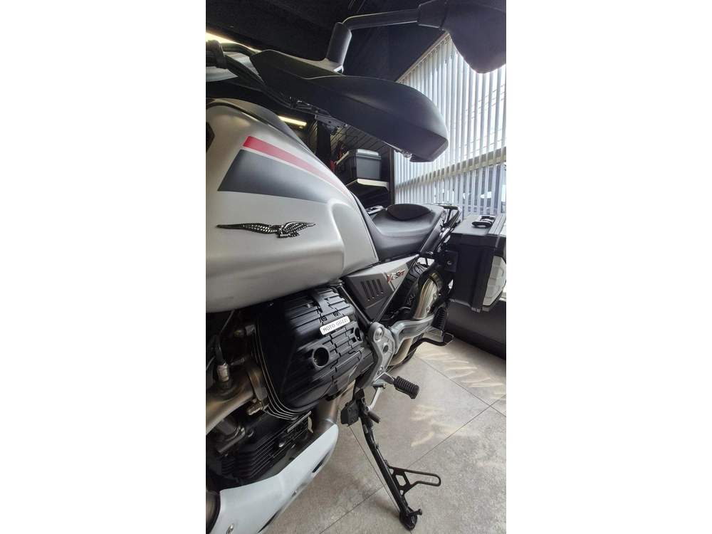 Moto Guzzi V85tt Travel 2023 alt