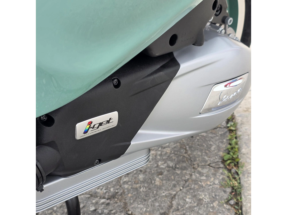 2027 Vespa Primavera 150 80th Anniversary alt