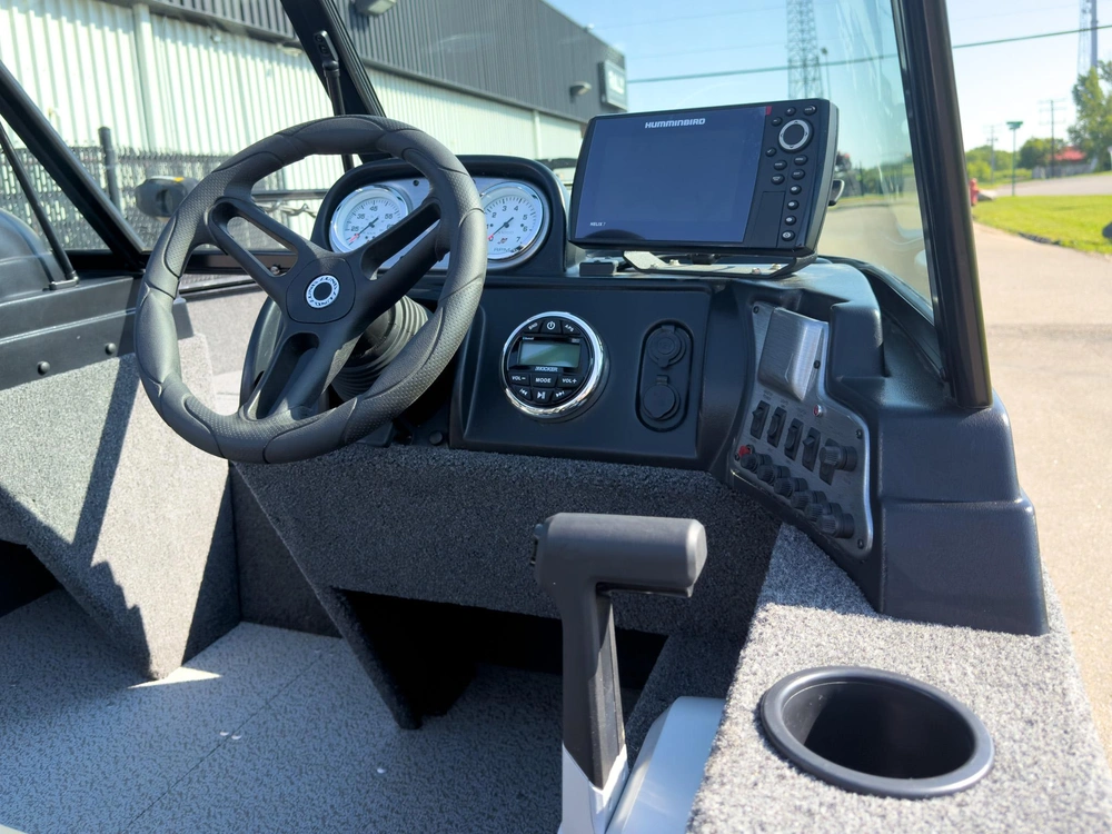 2022 Lund 1650 Angler alt