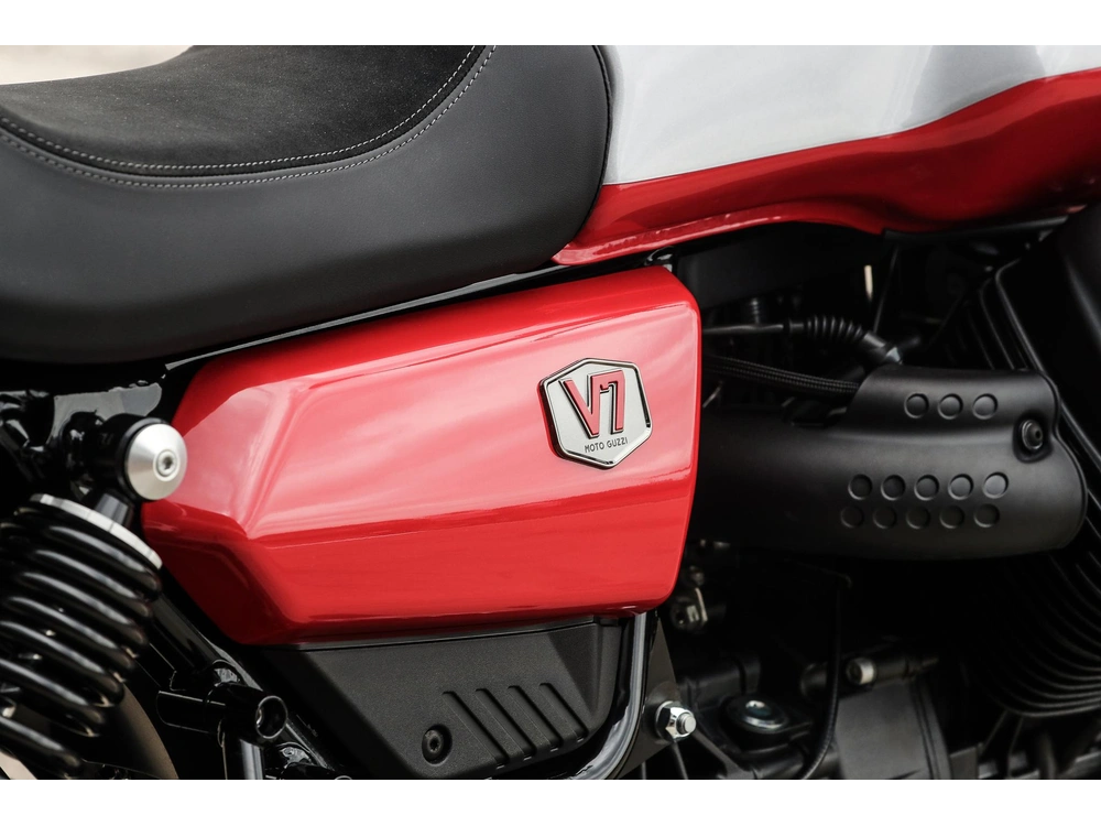 Moto Guzzi V7 Stone Corsa 2024 alt