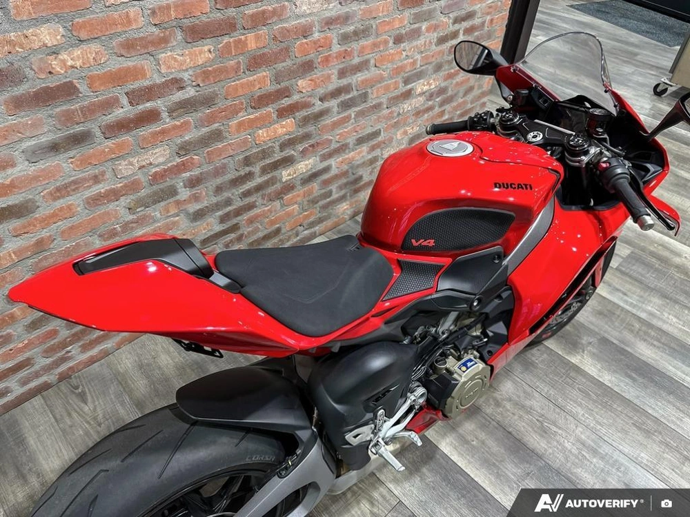 2025 Ducati V4 alt