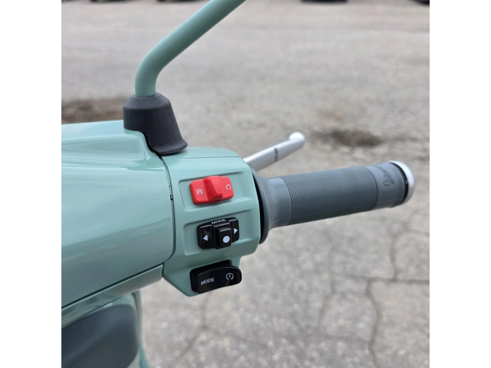 2027 Vespa Primavera 150 80th Anniversary alt