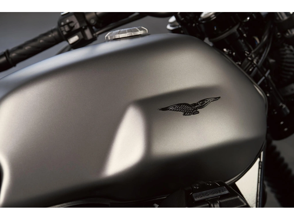 Moto Guzzi V7 Stone 2023 alt