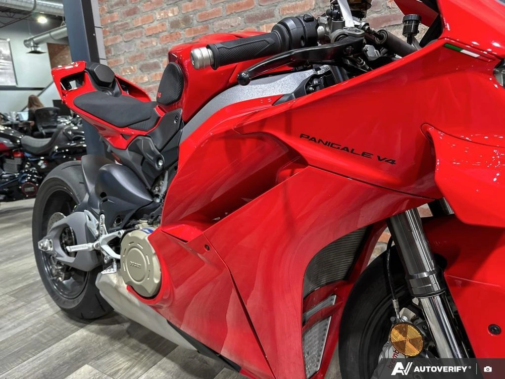 2025 Ducati V4 alt