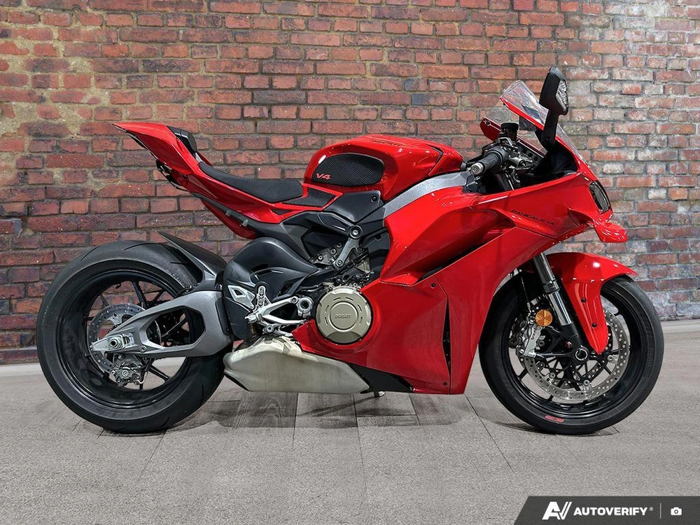2025 Ducati V4 alt