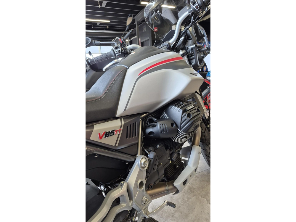 Moto Guzzi V85tt Travel 2023 alt