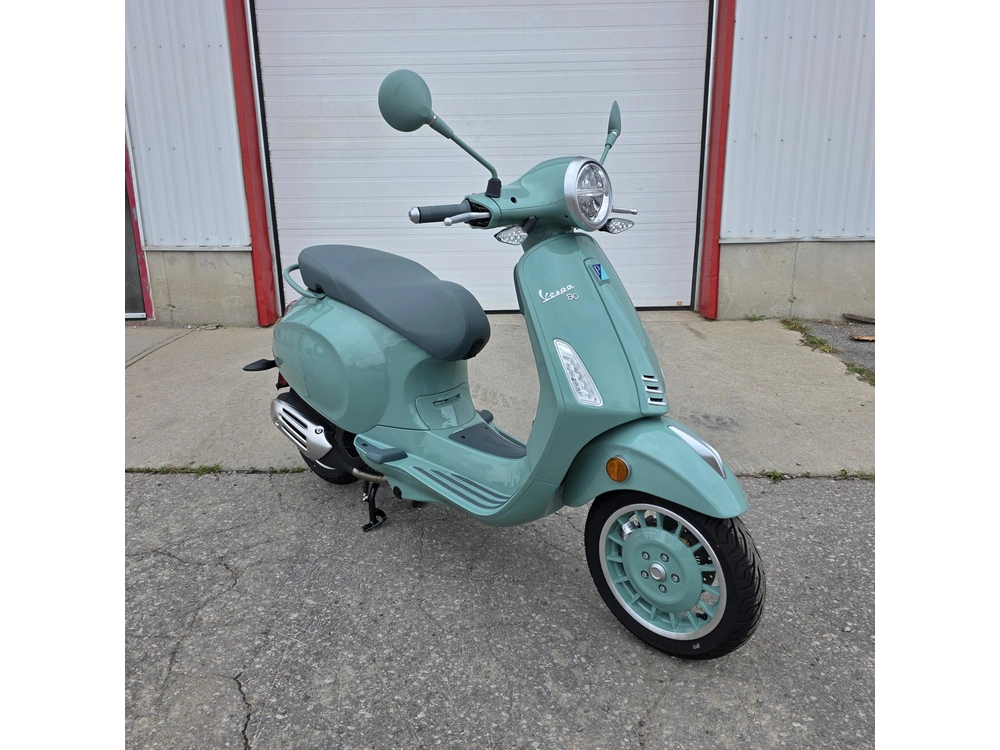 2027 Vespa Primavera 150 80th Anniversary alt