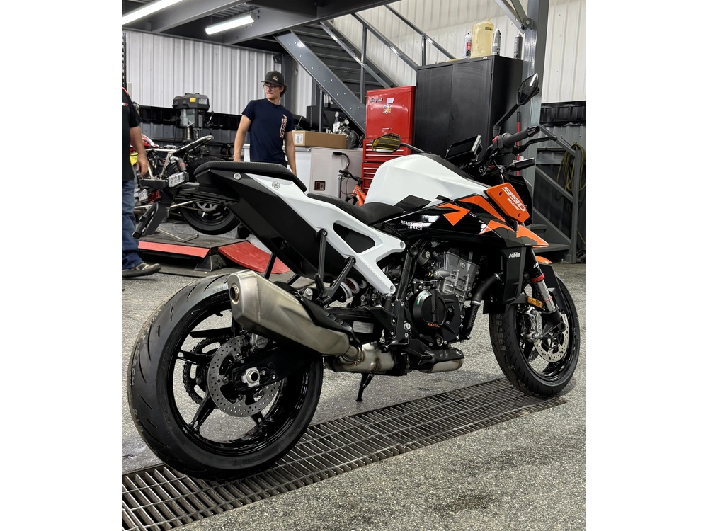 2027 Ktm 990 Duke alt
