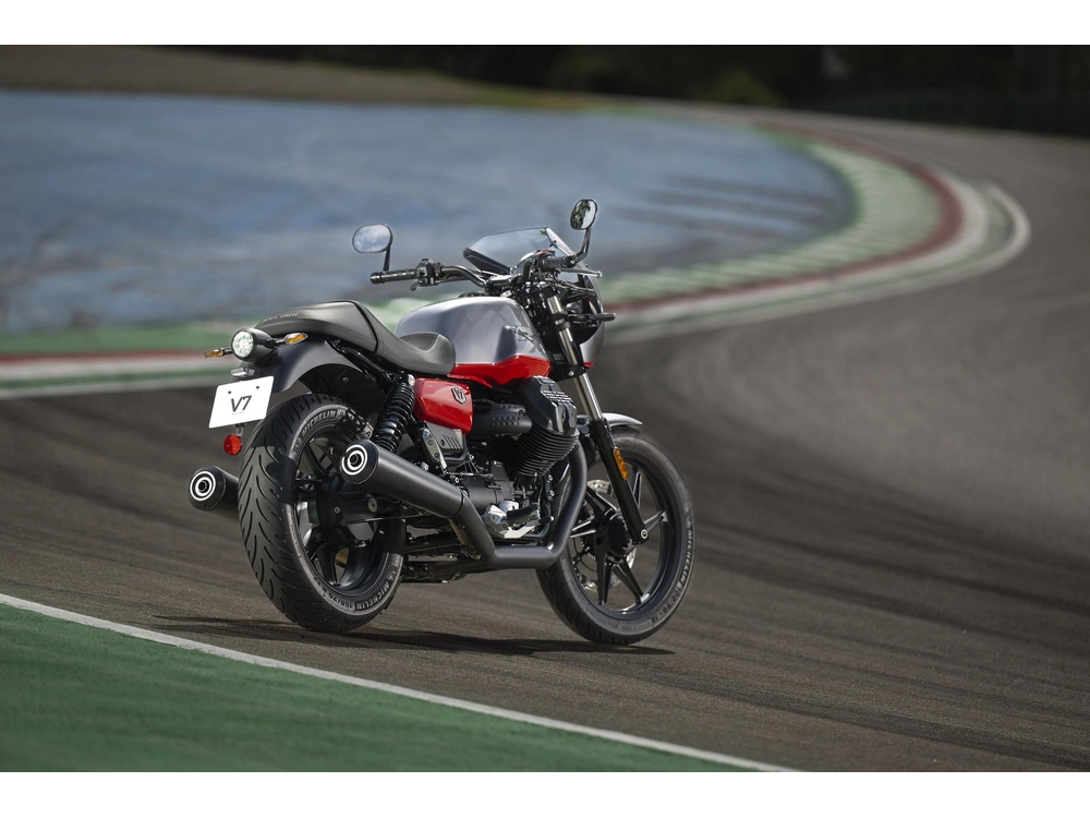Moto Guzzi V7 Stone Corsa 2024 alt