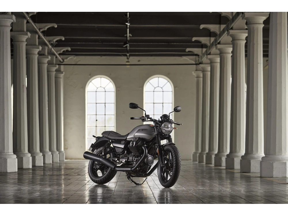 Moto Guzzi V7 Stone 2023 alt