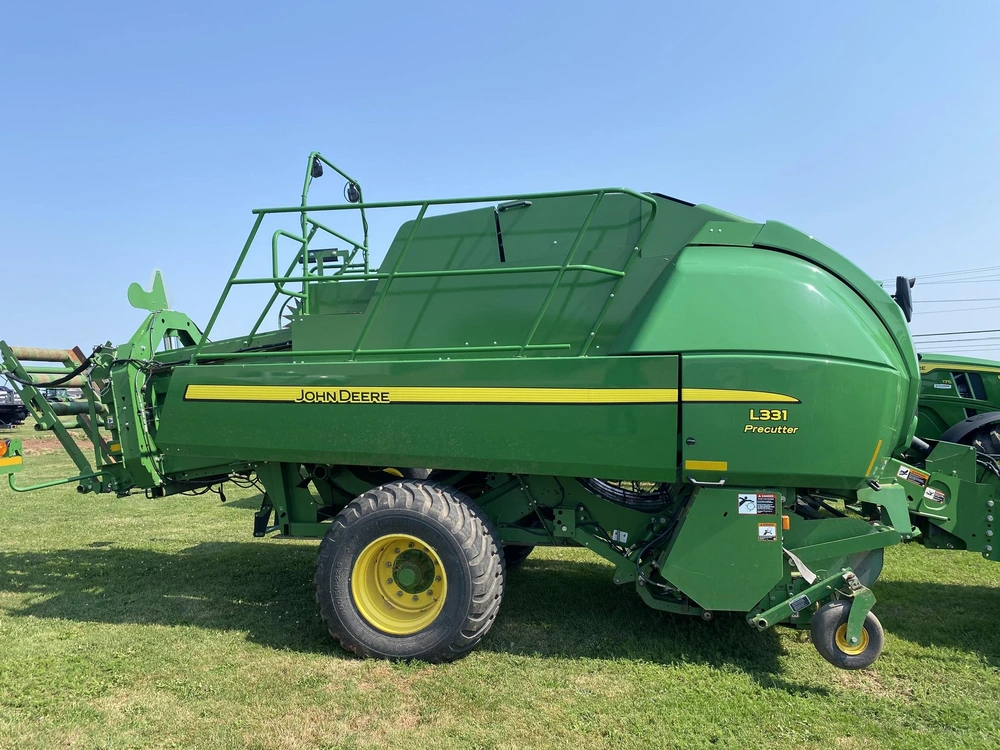 2021 John Deere L331 alt