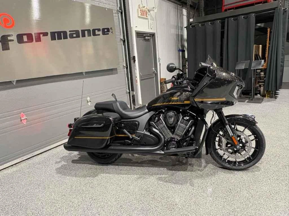 Indian Motorcycle Challenger Dark Horse + 112 & Audio Package Édition Gold 2026 alt