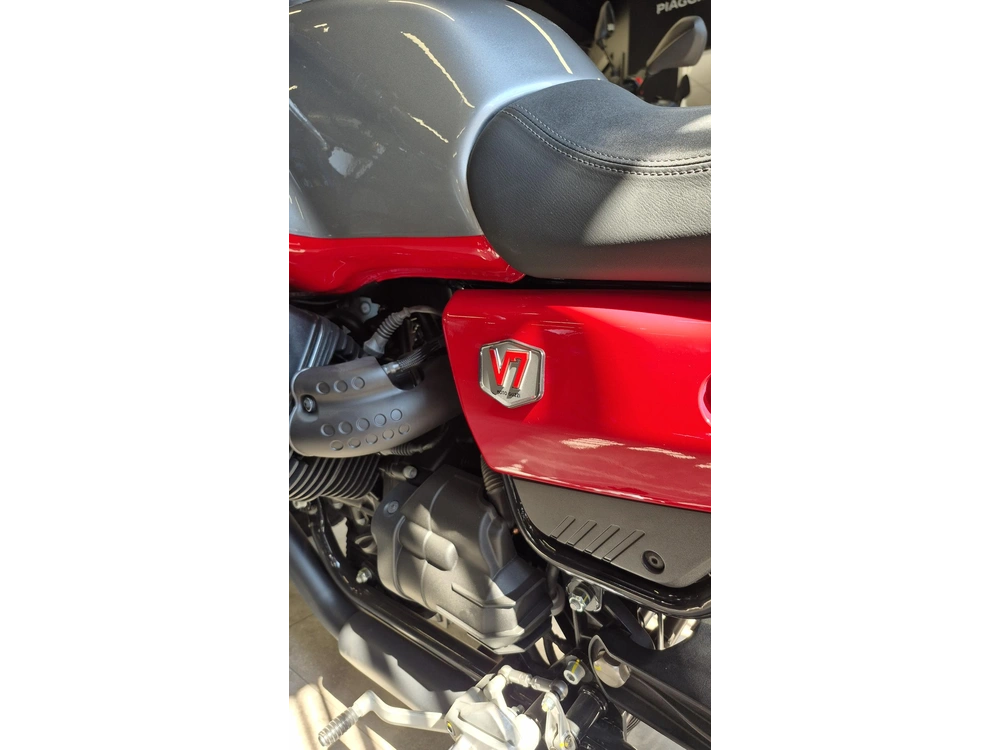Moto Guzzi V7 Stone Corsa 2024 alt