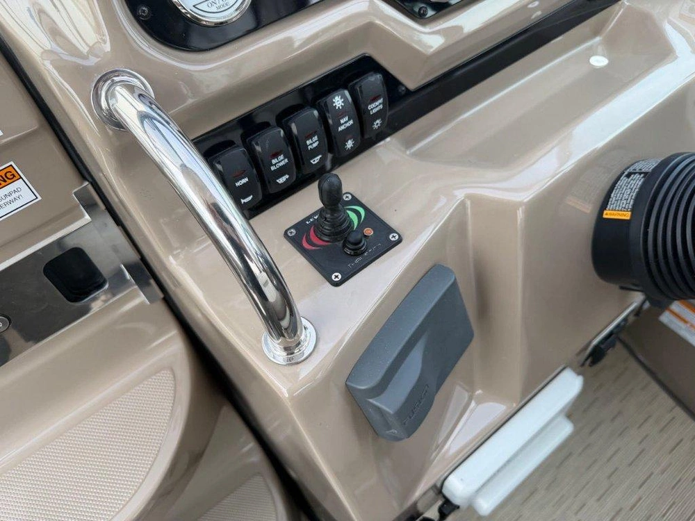 Regal 28 Express 2018 alt