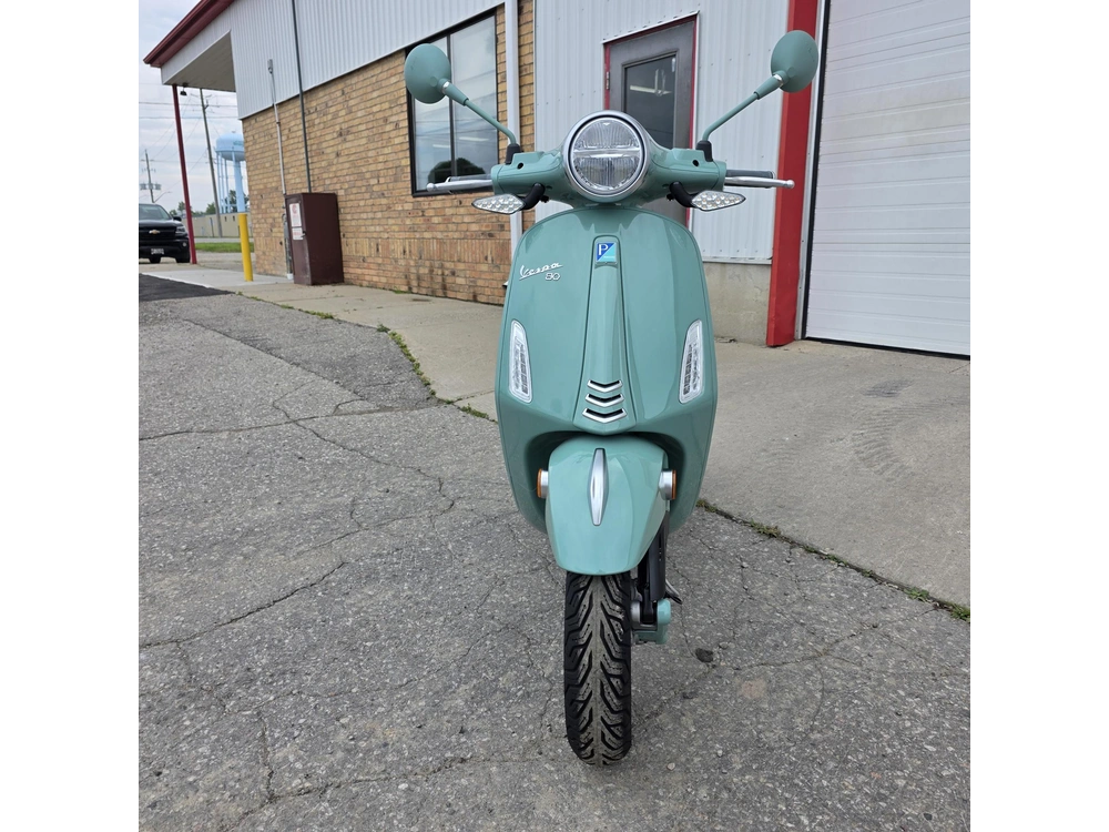 2027 Vespa Primavera 150 80th Anniversary alt